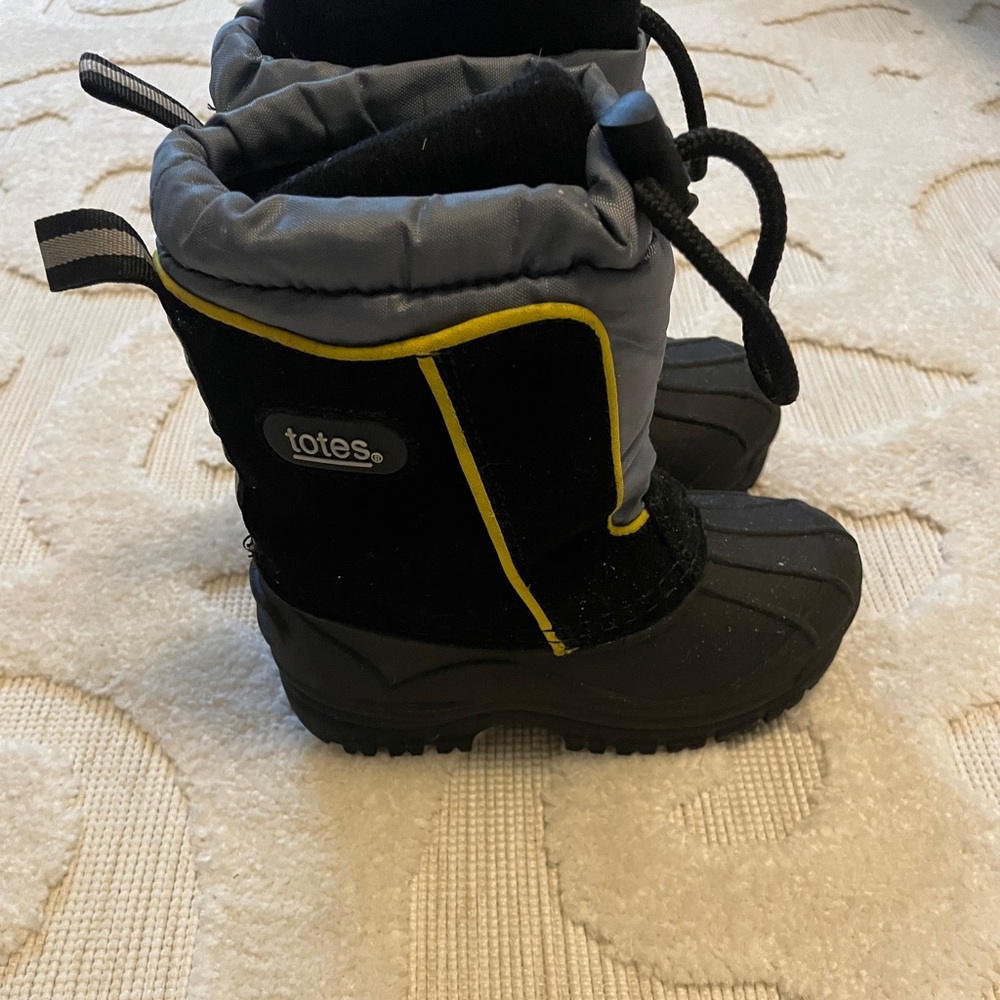 Totes boys’ winter boots size 9.